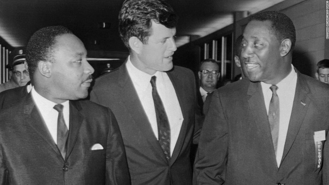 ケネディ上院議員(中央)やキング牧師(左)と一緒に写った写真/Bettmann Archive/Getty Images