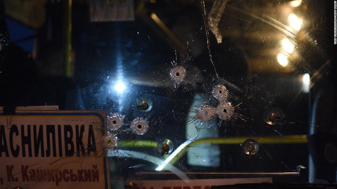 銃弾によって穴の開いたフロントガラス/YURIY DYACHYSHYN/AFP/Getty Images
