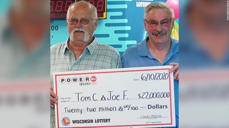 米国で高額宝くじに当選した男性が、かねてからの約束通り友人と当選金を折半した/From Wisconsin Lottery