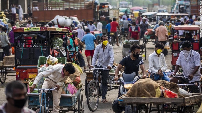 印首都ニューデリーの感染率は、住民の４人に１人の水準に達している可能性がある/Prashanth Vishwanathan/Bloomberg/Getty Images