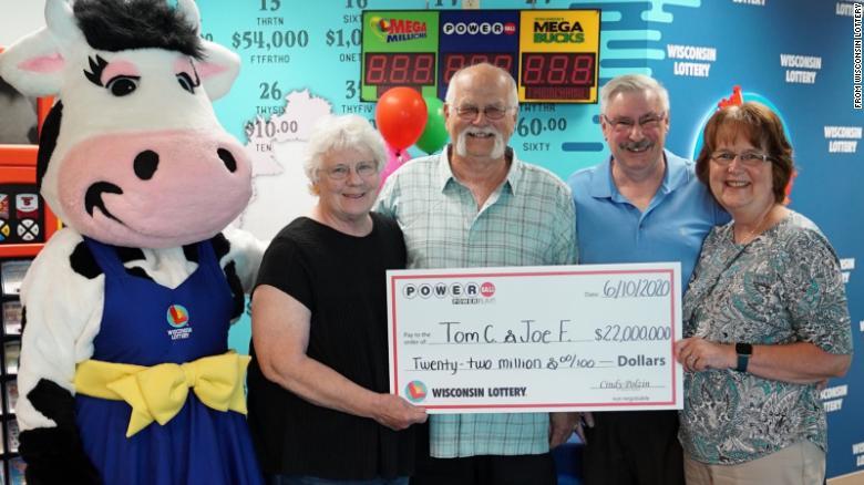 夫婦で笑顔を浮かべるトーマス・クックさん(左)とジョセフ・フィーニ―さん/From Wisconsin Lottery