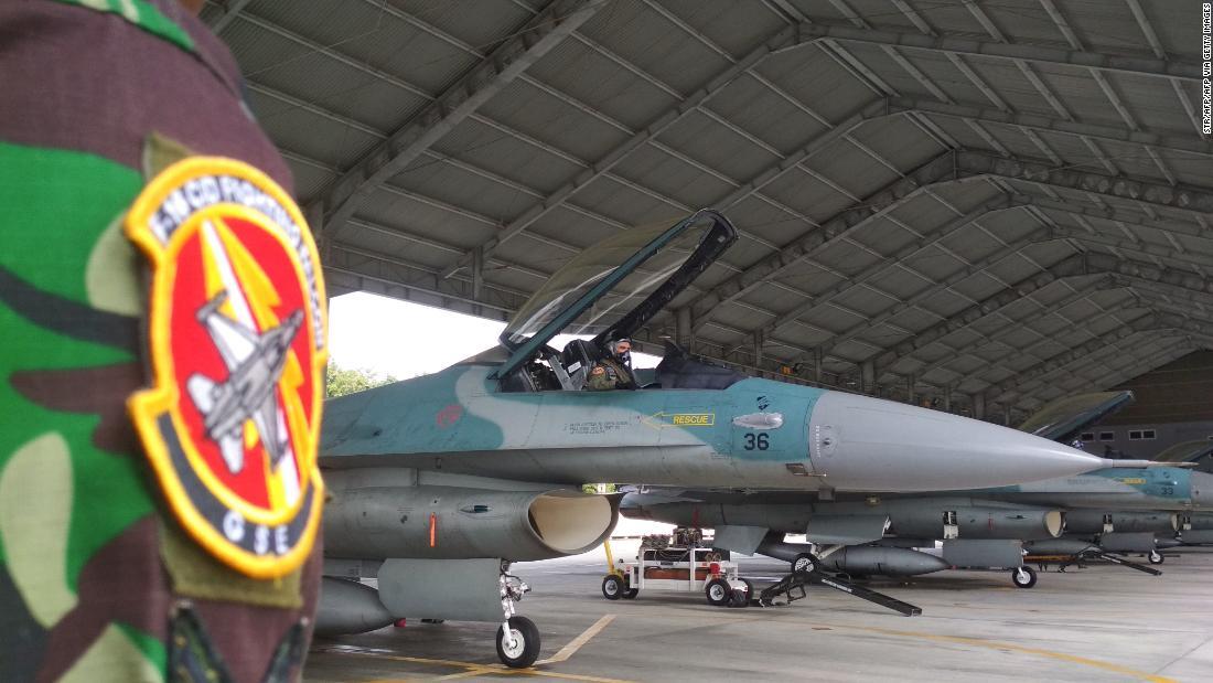 F16戦闘機の離陸の準備を行うインドネシア空軍=2020年1月/STR/AFP/AFP via Getty Images