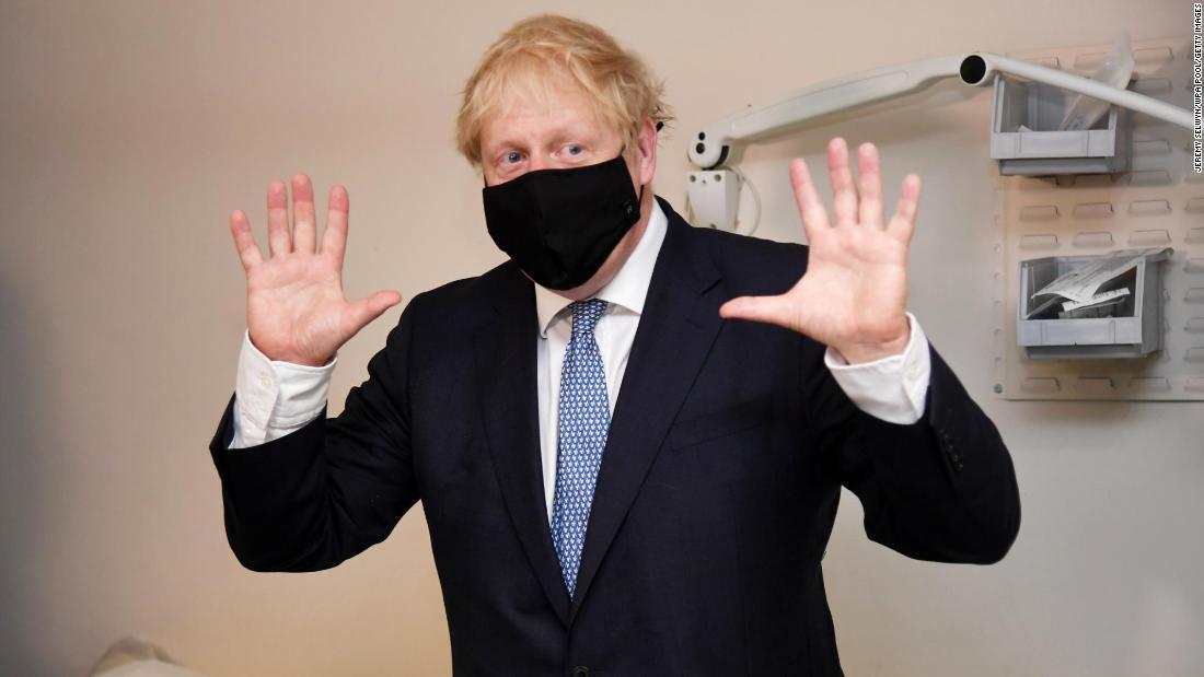 マスクを着用して医療センターを訪問したジョンソン首相/Jeremy Selwyn/WPA Pool/Getty Images