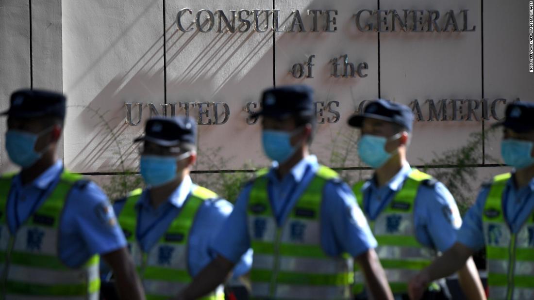 総領事館の建物の周囲を行進する警官=26日/NOEL CELIS/AFP/AFP via Getty Images