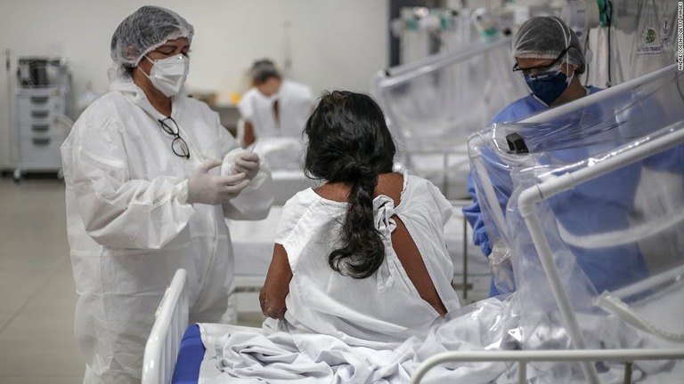 ブラジルで新型コロナの感染者が２４０万人を超えた/Andre Coelho/Getty Images