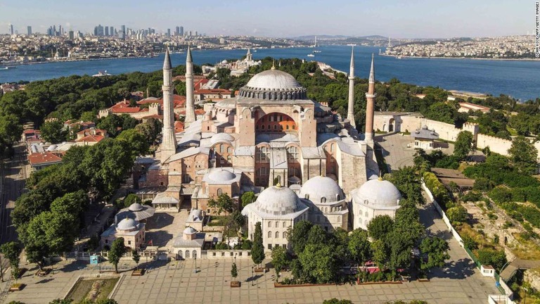 トルコにある世界遺産アヤソフィア。博物館からモスクに変更された/OZAN KOSE/AFP/Getty Images