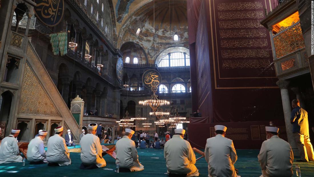 金曜礼拝に先立ち行われた礼拝プログラムの様子/Mustafa Kamaci/Anadolu Agency/Getty Images