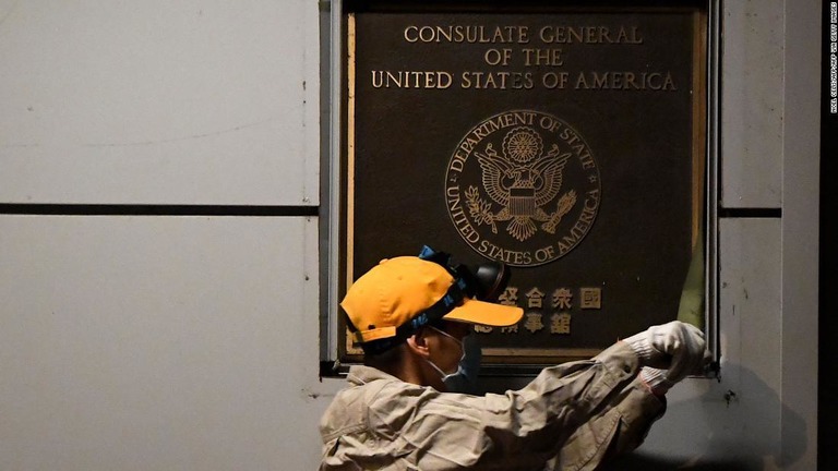 米国総領事館を示すプレートを建物から外す作業員/NOEL CELIS/AFP/AFP via Getty Images