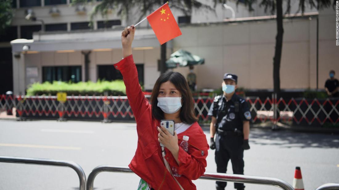 総領事館の建物の前で中国国旗を振る市民/NOEL CELIS/AFP/AFP via Getty Images