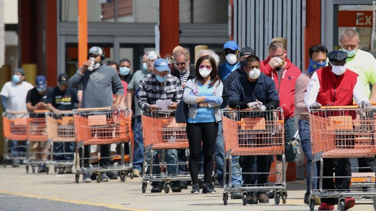 米小売り各社は来客店にマスクの着用を呼び掛けているが、着用しない客に対しても入店を拒否することはないとしている/Bruce Bennett/Getty Images