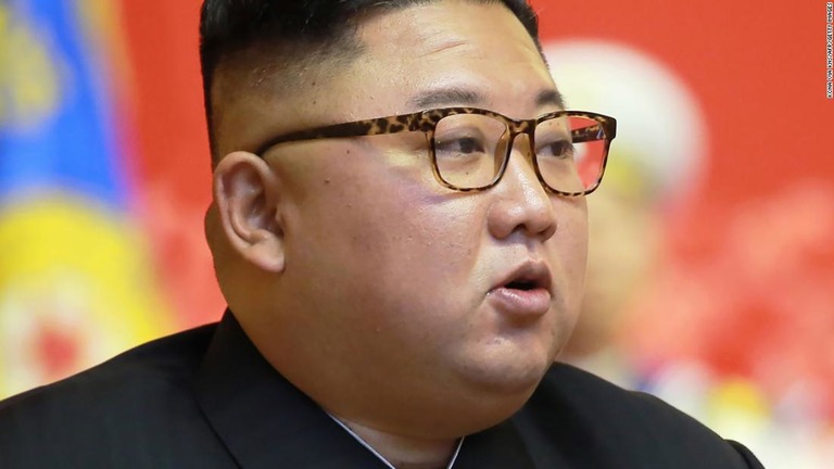 金正恩氏が、核保有による北朝鮮の自衛の実現に伴い世界から戦争がなくなると演説した/KCNA VIA KNS/AFP/Getty Images