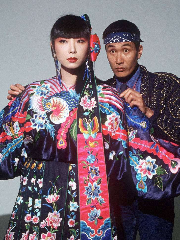 山本寛斎さん（右）とモデルの山口小夜子（さよこ）さん（左）＝１９８２年１１月、東京/Kyodo News via Getty Images