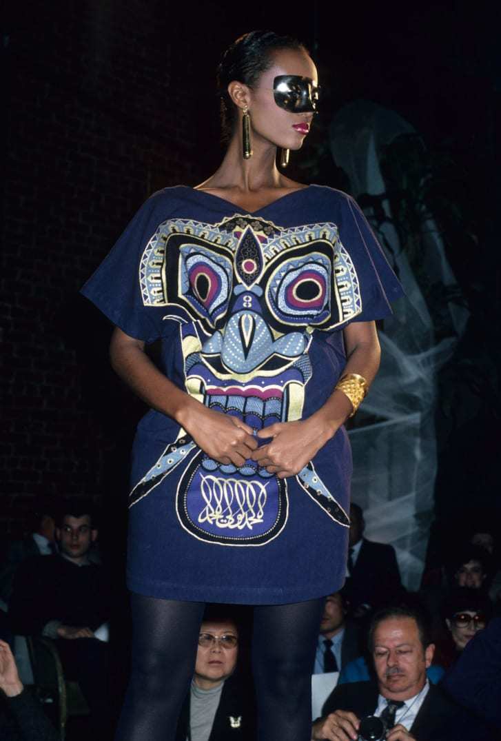 スーパーモデルのイマンがニューヨークのランウェーを山本さんの衣装を着て歩く＝１９８１年/Rose Hartman/WireImage