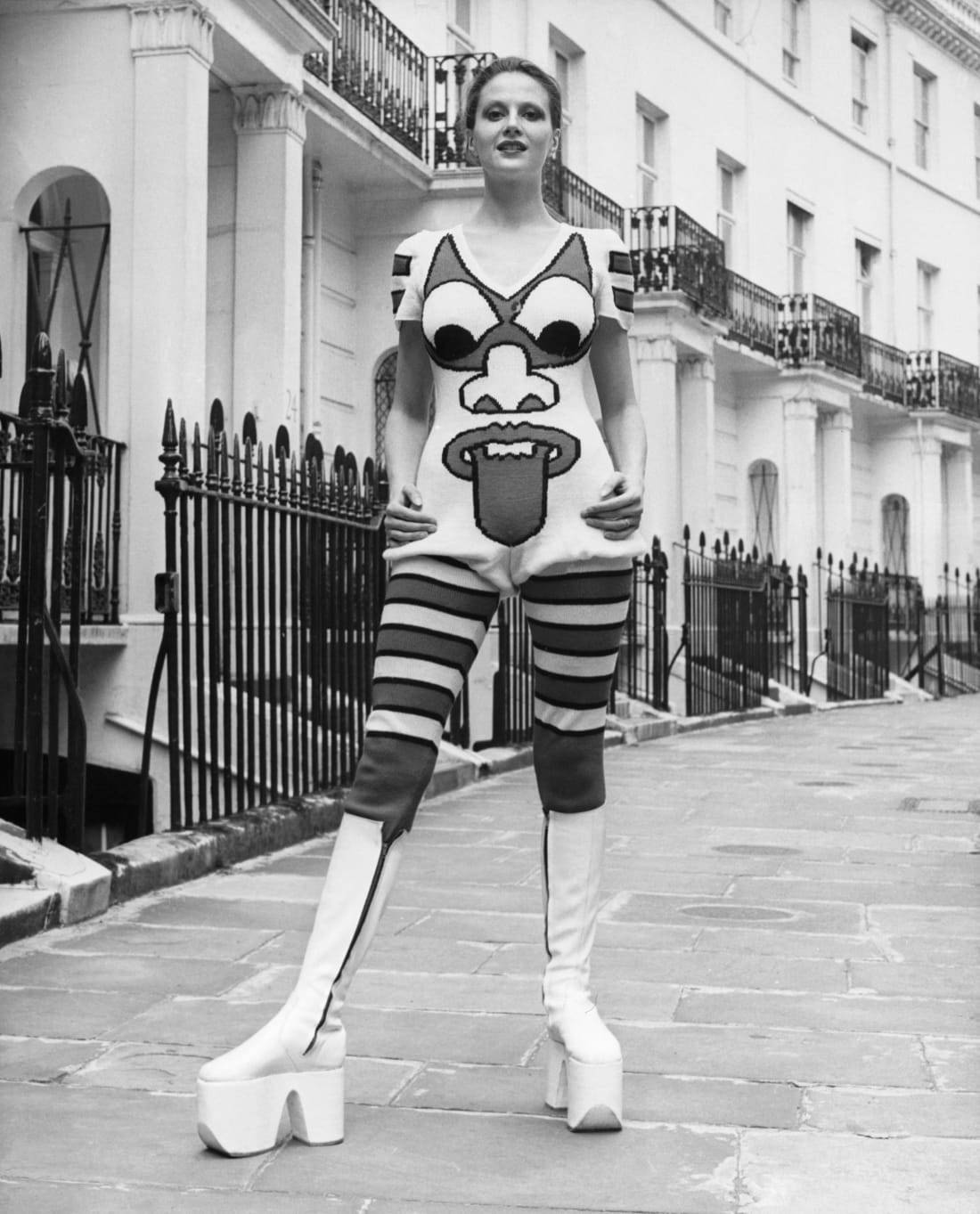 英国の芸術家キャロライン・クーンさんが山本さんの衣装のモデルに＝１９７１年５月/Hulton Deutsch/Corbis via Getty Images