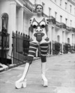 英国の芸術家キャロライン・クーンさんが山本さんの衣装のモデルに＝１９７１年５月