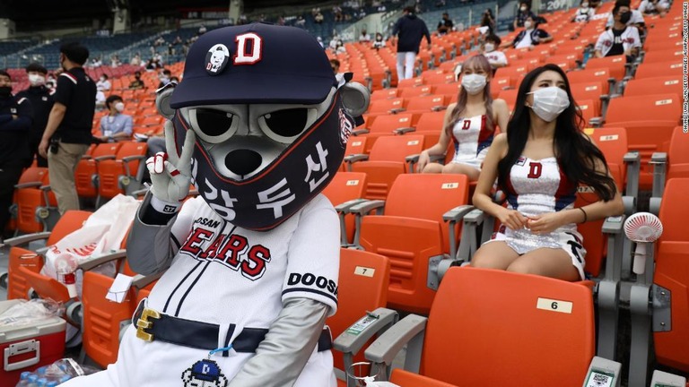韓国のプロ野球で観客を入れての初めての試合が行われた/Chung Sung-Jun/Getty Images AsiaPac/Getty Images