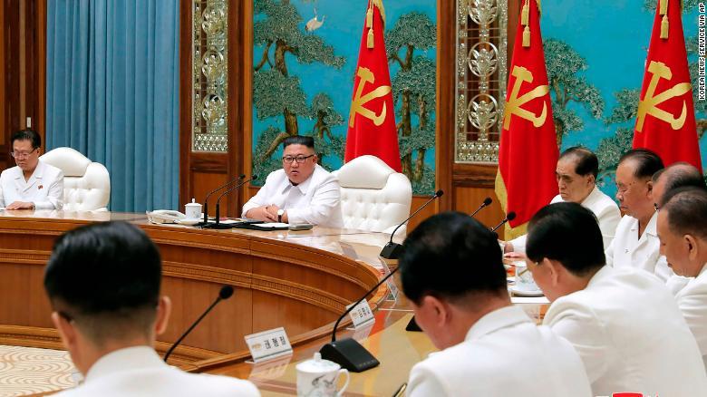 北朝鮮政府が提供した新型コロナをめぐる緊急会議の写真。後方左から２人目に金正恩氏の姿が見える/Korea News Service via AP