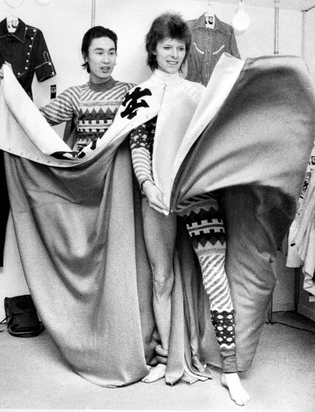 デビッド・ボウイさんが公演前に山本さんと衣装合わせ＝１９７３年４月７日、東京/The Asahi Shimbun via Getty Images