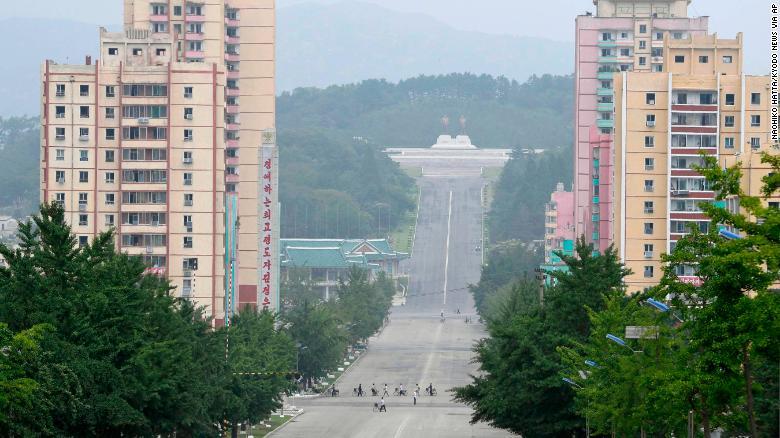 昨年7月に公開された写真に写る北朝鮮の都市、開城の様子/Naohiko Hatta/Kyodo News via AP