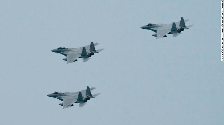 2020年3月、横須賀上空を飛行する航空自衛隊のF15戦闘機/Tomohiro Ohsumi/Getty Images AsiaPac/Getty Images