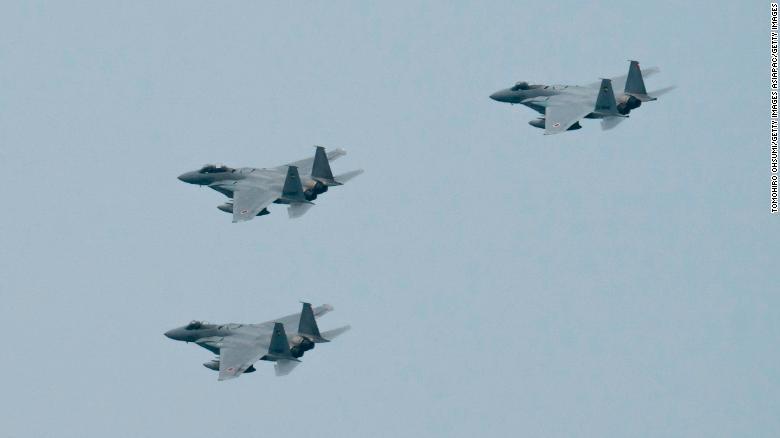 ２０２０年３月、横須賀上空を飛行する航空自衛隊のＦ１５戦闘機/Tomohiro Ohsumi/Getty Images AsiaPac/Getty Images