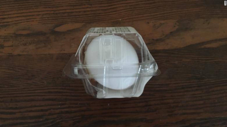 割れないように1つずつプラスチック容器に入れられたゆで卵/CNN
