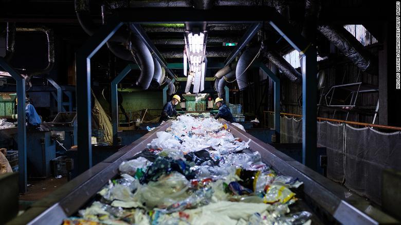 株式会社市川環境エンジニアリングの施設でプラスチックごみを処理する作業員/Nicolas Datiche/LightRocket/Getty Images