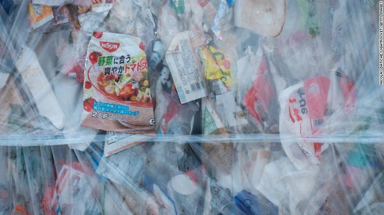 株式会社市川環境エンジニアリングの施設で圧縮されたプラスチックごみ/Nicolas Datiche/LightRocket/Getty Images