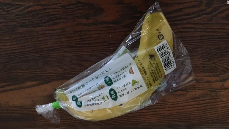 コンビニなどで売られている個包装のバナナ/CNN