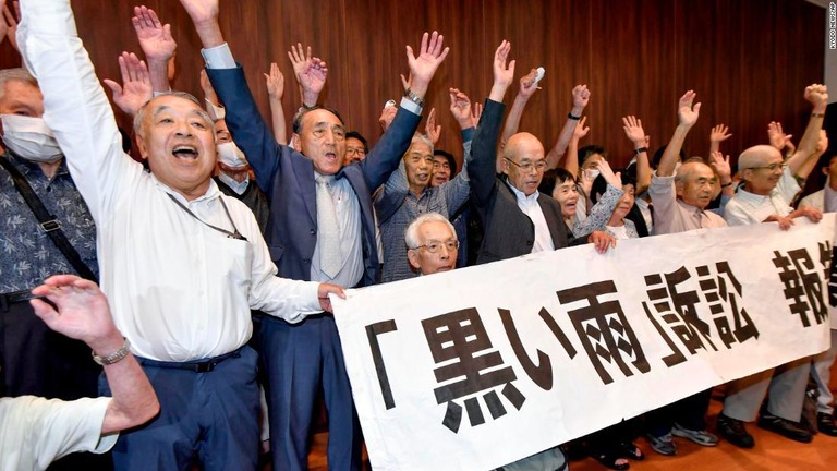 広島地裁は７５年前の原爆による「黒い雨」を浴びた８４人を被爆者と認定し医療給付の対象とする判決を下した/Kyodo News/AP
