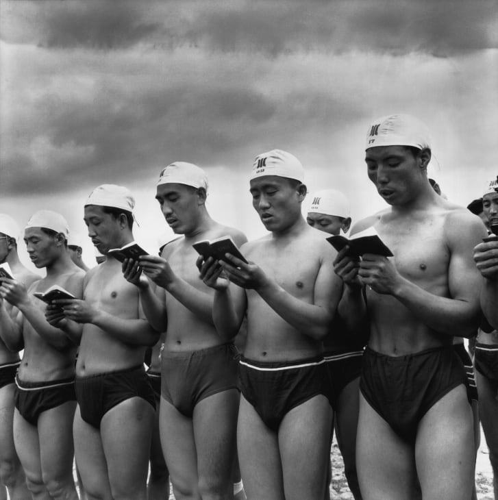 有名な毛沢東の「長江遊泳」を記念する行事で、「毛沢東語録」を読み上げる遊泳参加者ら/© Li Zhensheng/Contact Press Images