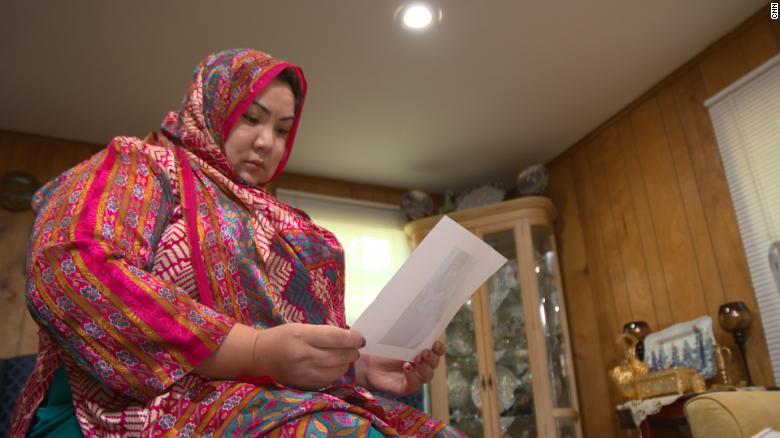 亡命先の米国の自宅で取材に答えるウイグル女性のズムラト・ダウートさん/CNN