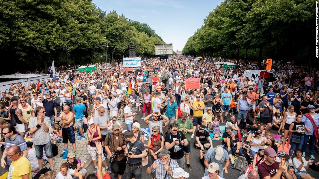 デモに集まった人の多くはマスクを着用していなかった/Christoph Soeder/Picture Alliance/Getty images