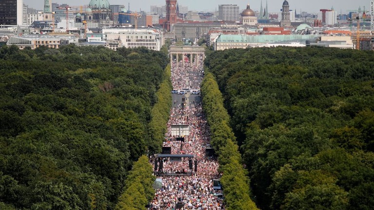 新型コロナウイルスの感染抑止に向けた行動制限に対する抗議を示すデモが行われた＝１日、ドイツ首都ベルリン/Markus Schreiber/AP