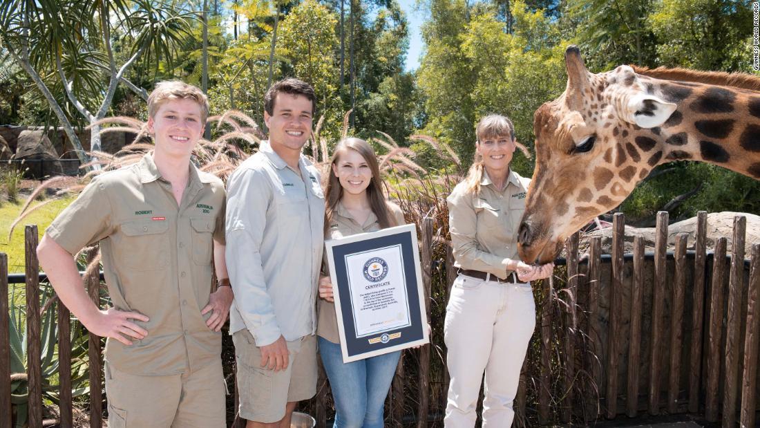 フォレストと写真に納まるアーウィン一族の人たち/Guinness World Records