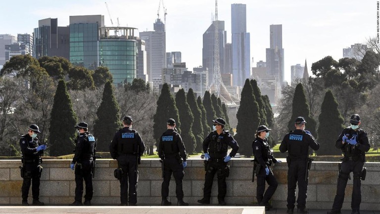 マスク着用の徹底を図るために警察がパトロールする様子＝７月３１日、メルボルン/WILLIAM WEST/AFP/Getty Images
