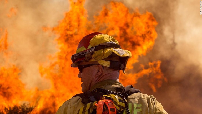 米カリフォルニア州で火災が発生し、７０００人以上が避難した/Ringo H.W. Chiu/AP