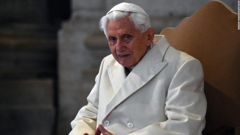 前ローマ教皇ベネディクト１６世。重病説が出ていることを受け、バチカンが容体は回復しつつあると発表した/Vincenzo Pinto/AFP/Getty Images