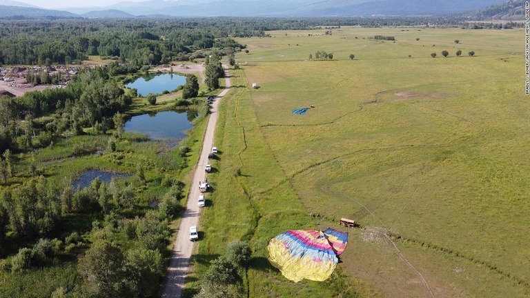 墜落後、野原に横たわる気球＝３日、ワイオミング州/Bradly J. Boner/Jackson Hole News & Guide/AP