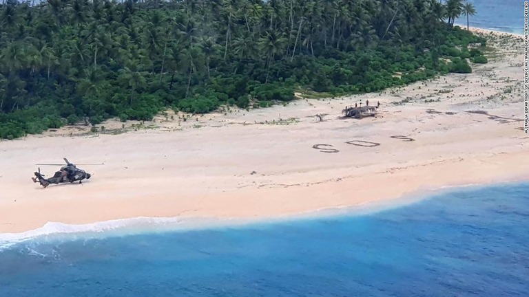 砂に描いた「ＳＯＳ」を発見し、無人島に漂着の３人を無事救助/Australia Department of Defence/Australia Department of Defence