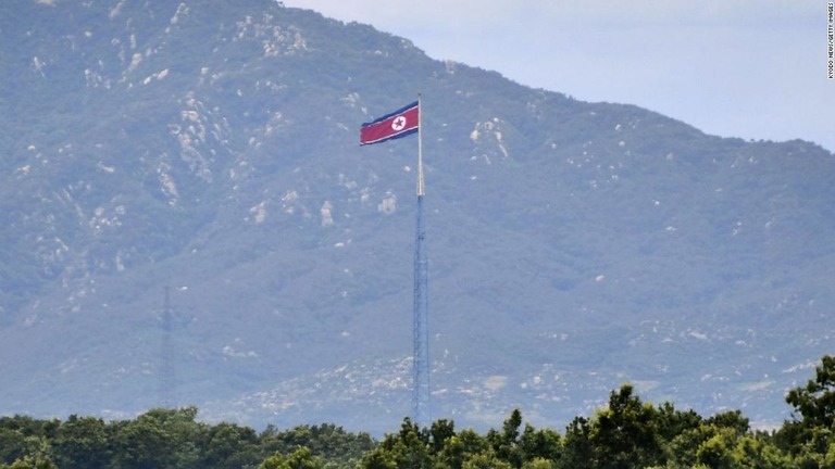 韓国の坡州から撮影した北朝鮮の国旗＝７月１４日/Kyodo News/Getty Images