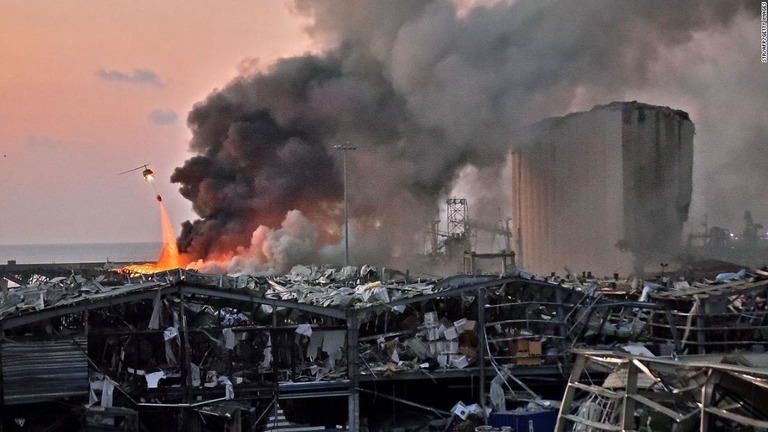 レバノン首都の大規模な爆発で日本人１人が軽傷を負ったという/STR/AFP/Getty Images