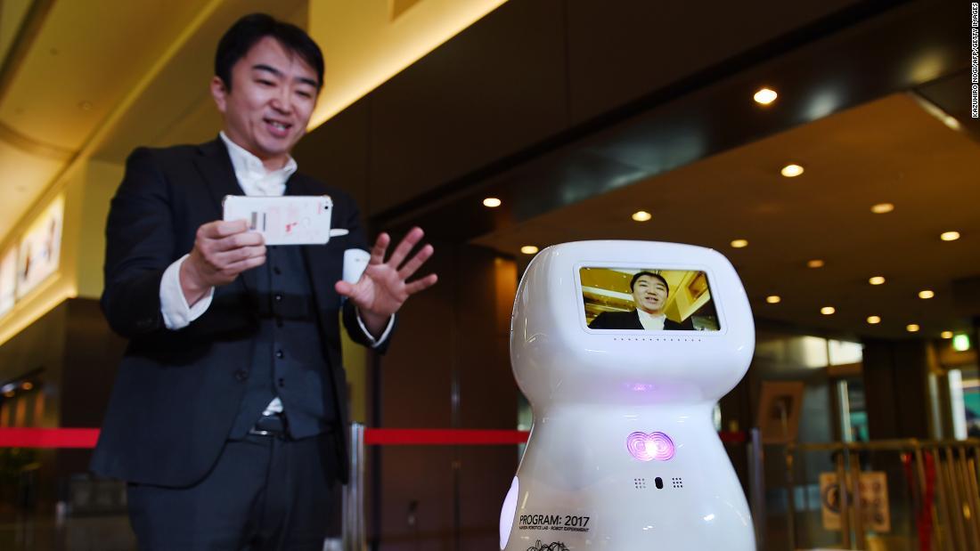 羽田空港で試作機をテストするドーナッツ・ロボティクス社の小野泰助CEO=2017年、羽田空港/Kazuhiro Nogi/AFP/Getty Images