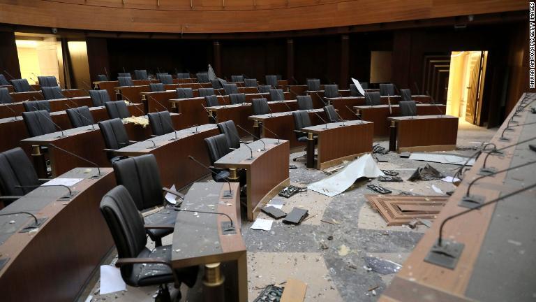 がれきが散らばったレバノン議会の内部/Anwar Amro/AFP/Getty Images