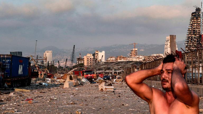 ベイルートの港湾地区で大規模な爆発が発生した/Ibrahim Amro/AFP/Getty Images