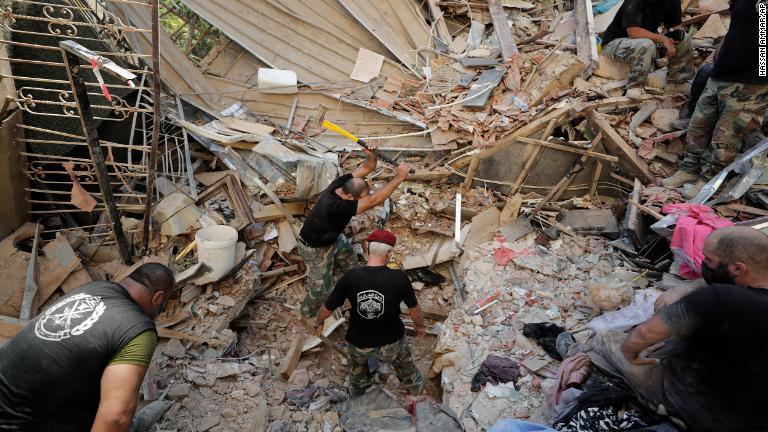 生存者を探すレバノン軍兵士/Hassan Ammar/AP
