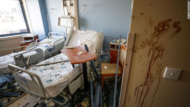 破損した病院の室内/Hassan Ammar/AP
