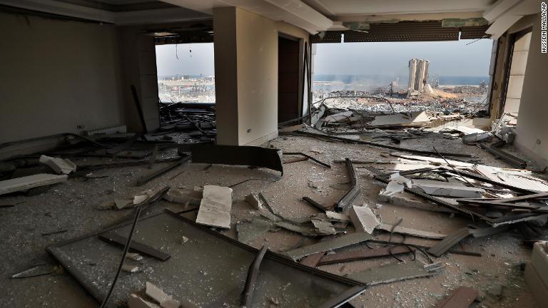 周囲の建物も被害を受けた/Hussein Malla/AP