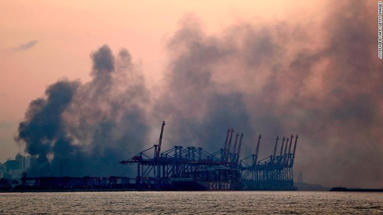 爆発によって立ち上る煙/Joseph Eid/AFP/Getty Images