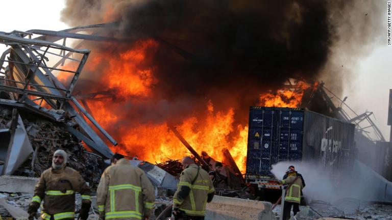 消火作業にあたる消防隊員/STR/AFP/Getty Images